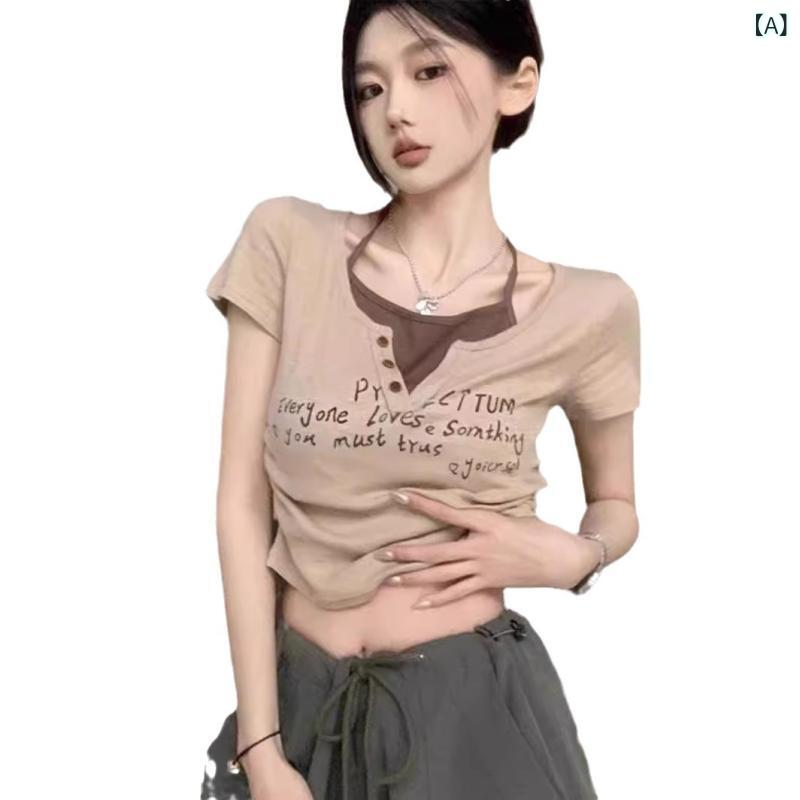 Tシャツ レディース 短袖 ハングネック 偽ツーピース 撞色 かわいい スパイシー 復古 アルファベット プリント 切り替え 気質 短丈 トップス コットン混 ポリエステル 修身 ボタン 首元 日常 街撮り 日韓 スタイル シンプル 優雅 柔軟 適度 春