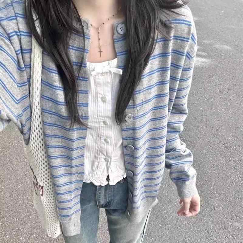 ・主な素材: 粘膠繊維50-70%・厚さ: 中厚・組み合わせ: 単品・スタイル: 開衫・版型: ゆったり・袖型: 標準袖・ネックライン: ラウンドネック・袖丈: 長袖・流行要素: クロシェ・着丈: 普通(50-65cm)・カラー展開: グレー・サイズ展開: 均一サイズ・スタイルタイプ: 通勤・着用方法: 開衫・加工: レジン固定色