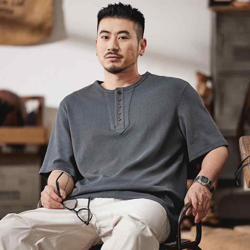乐天商城 - Tシャツ メンズ 短袖 ヘンリーネック ワッフル 柄 コットン 混紡 薄手 透気 抗菌 吸湿 排汗 ゆったり シルエット 落肩 袖 ボタン 詳細 セットアップ なし 深咖 深灰 バフ 灰 夏 シーズン 休闲 スタイル アメリカン 復古 風 青年 向け フ