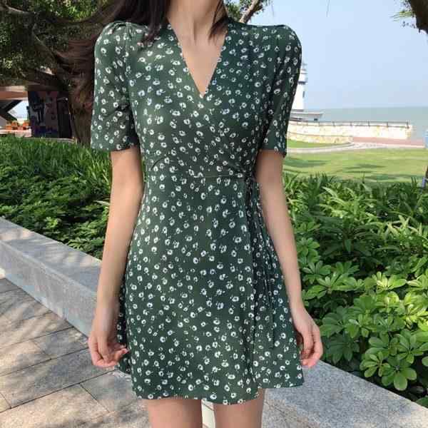 樂天商城 - ワンピース 女性用 Vネック フリルフラワー柄 ラップタイプ ウエストリボン 結び紐 ミッドレングス Aライン スカート 短袖 中腰 通勤 OLスタイル 気質 緑 ポリエステル 涤纶 プリント加工 蝶結び 夏 基本款 単品 フレアシルエット フレアスカー
