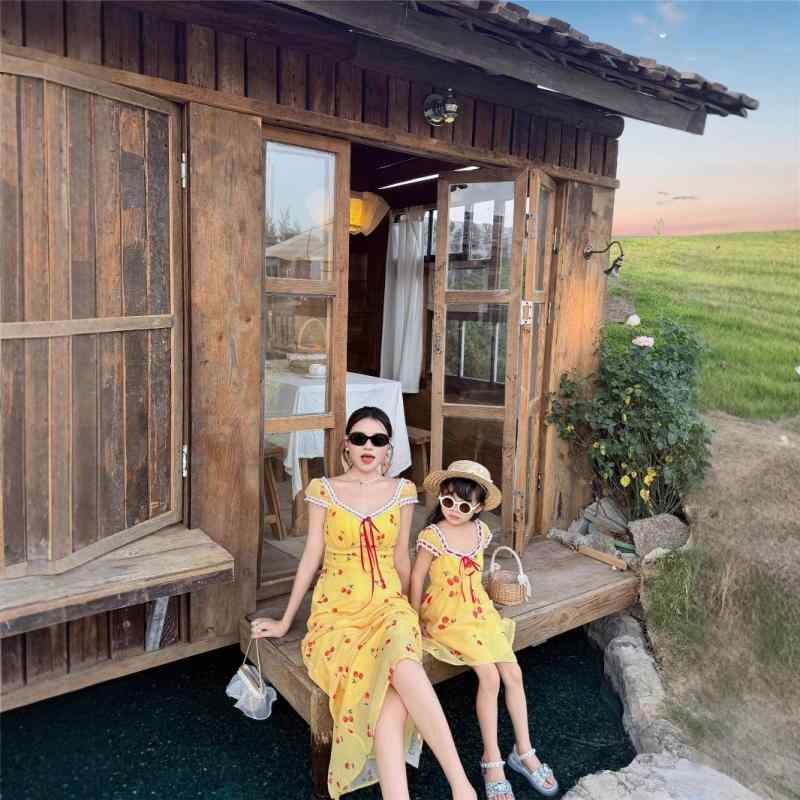 Rakuten - 親子服 キッズ レディース ワンピース 男の子 女の子 ベビー 夏 家族 セット 桜桃 花柄 プリント 綿 柔軟 ボヘミアン ガーデン かわいい レース 花 ビーチ バケーション 黄色 デニム ショートパンツ