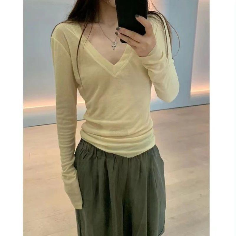 リラックス 風が 薄い ブラウス カジュアル v ネック 長袖 Tシャツ レディース 夏 小 衆が ゆったり いて、 スリム。 日焼け 止めの トップスを 着て います。生地名: テンセル主な生地構成: テンセル（リヨセル繊維）パターン: ソリッドカラースタイル: プルオーバー,カジュアルスタイル袖丈: 長袖職人技: ノーアイロン加工商品番号: 8500ブランド: ミ・イニバージョン: ルーズタイプ服の長さ: 通常スタイル（50cm&amp;lt;長さ≦65cm）襟のタイプ: Vネックスリーブタイプ: レギュラースリーブ人気要素: ガーゼ発売年・発売時期: 2025年夏色: 黄色サイズ: S,M,L,XLスタイルタイプ: 日本と韓国風レジャー主な生地成分の含有量: 95%以上製品カテゴリー: Tシャツ