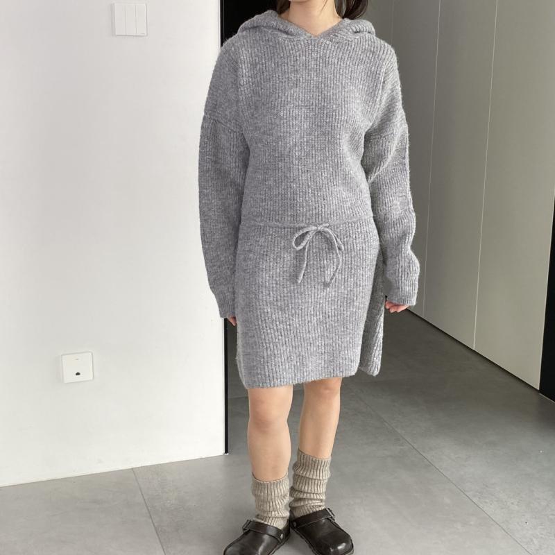 乐天商城 - ワンピース 秋冬 女性用 ゆったり 粗毛糸 コットン混 浅灰 Vネック 長袖 中長 包み尻型 ウエストコード フード付き 街頭 欧米風 シルエット強調 セットアップなし 単品 潮人 個性 中腰 背面ストラップ 羊毛 30%以下 シルク加工 純色 雀羽纱