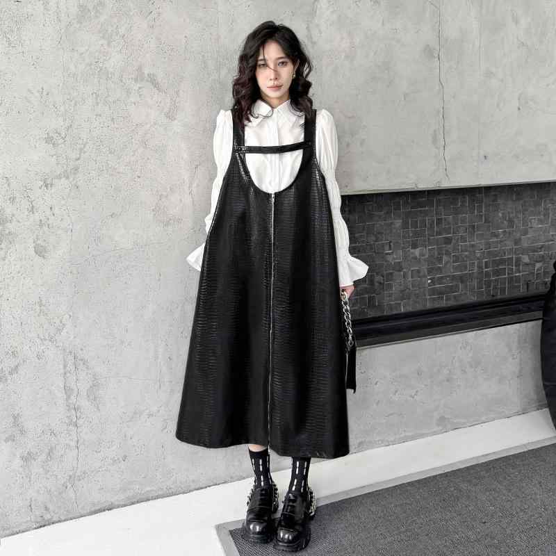 Rakuten - 連衣裙 背带 スカート 女性用 春夏 黒 PUレザー 裂紋 直筒 中長丈 無袖 無領 広め腰 ラジ ジッパー ゆったり ファッション ストリート 個性 ダークスタイル 普段使い 街着 トレンド カジュアル 軽量 合成皮革 潮人 洋気 休閑 复合加工 単品