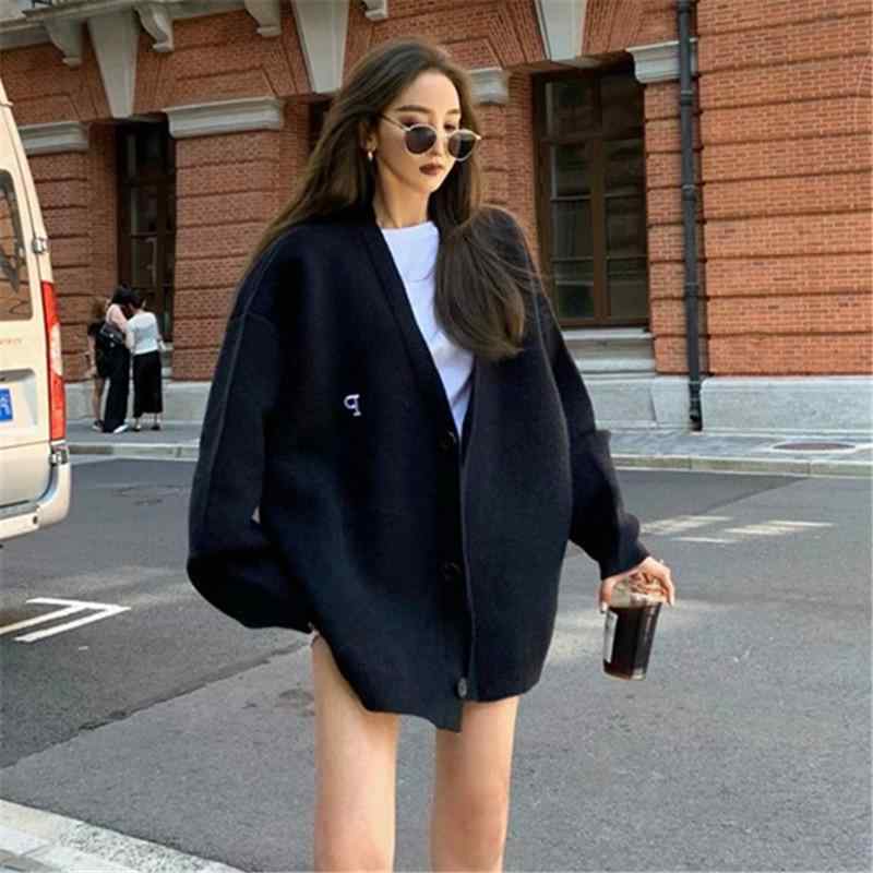 カーディガン レディース Vネック ミドル丈 ニット ゆったり カジュアル 秋冬 アウター こなれ感 デザイン 大人っぽい 個性的 体型カバー 柔らかい おしゃれ 長袖 厚手 羽織り シンプル きれいめ 普段使い 無地・素材名: 腈纶・スタイル: 開襟・組み合わせ: 単品・シルエット: ゆるめ・着丈: ミドル丈(65cm〜80cm)・ネックライン: Vネック・袖丈: 長袖・袖の形状: レギュラー・加工: ニット・カラー展開: ブラック、グレー、カーキ・サイズ展開: S,M,L・ファッションスタイル: きれいめ通勤・着用方法: 開襟・メイン素材混率: 30%〜50%未満・ファッションスタイル: リラックススタイル・年齢層: 大人・対象性別: 女性・製品カテゴリ: セーター、ニット