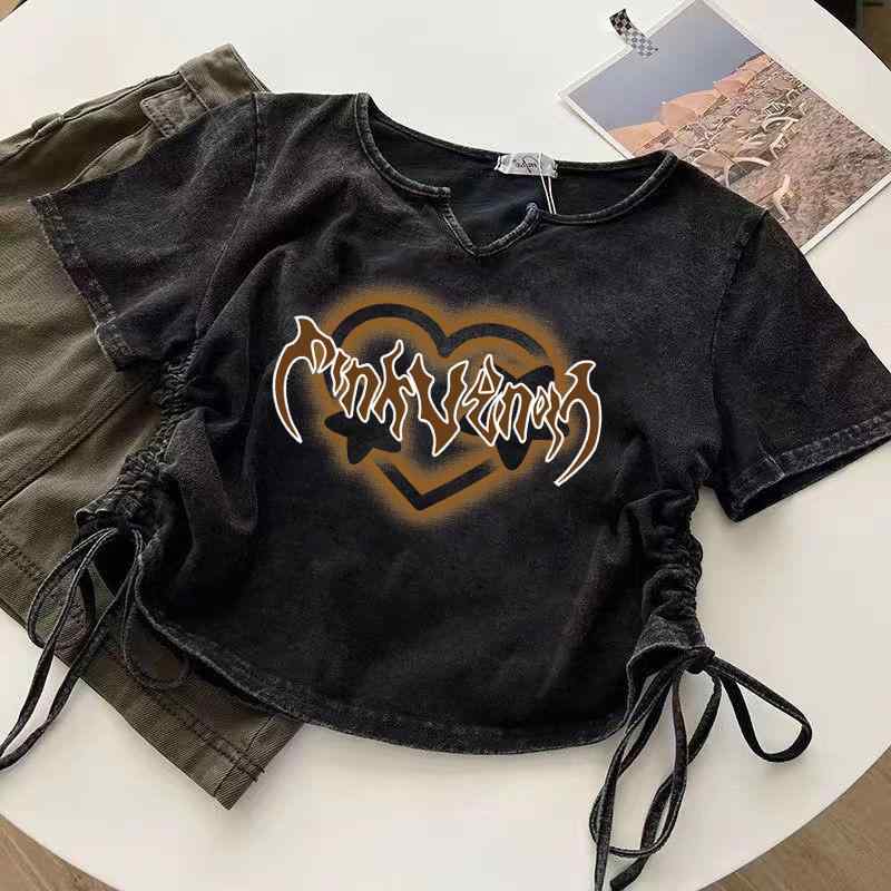 ・カテゴリ: Tシャツ・スタイル: 原宿風、日韓カジュアル・主な素材: 綿・主な素材含有率: 95%以上・柄: アニメカートゥーン・袖丈: 短袖・加工: 砂洗い・フィット: 修身型・着丈: 短款(40cm<着丈≤50cm)・ネックライン: Vネック・流行要素: ヴィンテージ加工・カラー展開: 洗水黒・サイズ展開: M,L,XL,XXL,XXXL