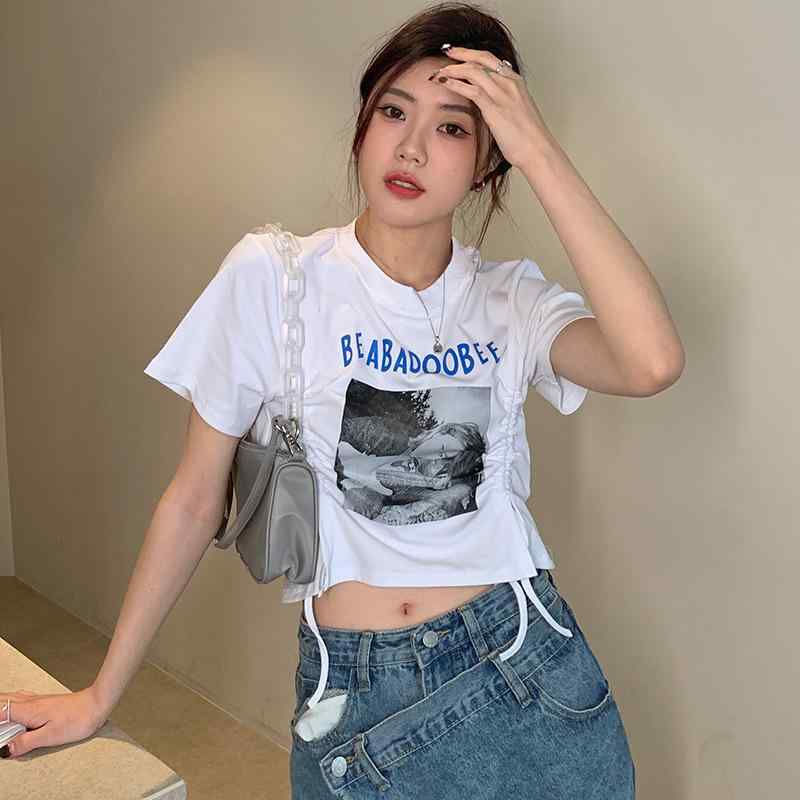 T-Shirts - T シャツ 女性用 韓国風 デザイン サイド ドローストリング 肩上衣 美式 プリント スリム 見せ 痩せ 短袖 トップス コットン 素材 クリエイティブ パターン 短丈 ラウンドネック アシンメトリー プリント プリーツ ガザー 2023 夏 黒 白
