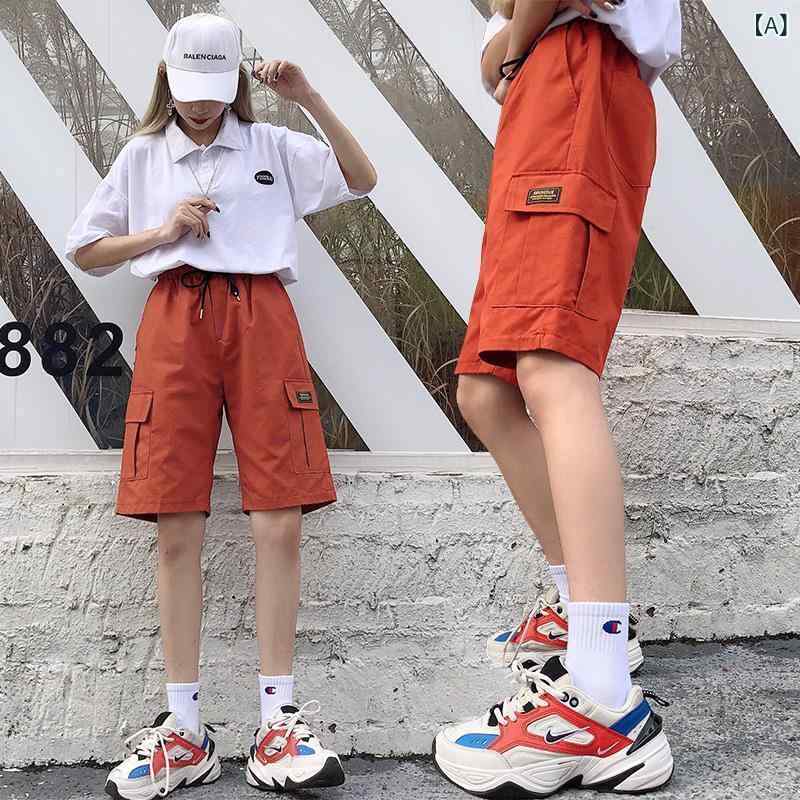 工 装 五 分 ズボンの 子供が ゆったり して いて、 やせて いる 学生です。