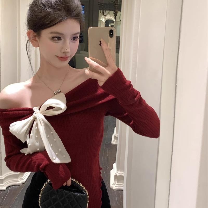 ニット トップス レディース 韓国風 長袖 ショート丈 オフショルダー 肩出し リボン ギャル系 春夏 大人かわいい カジュアル きれいめ 伸縮性 肌触り 普段使い 無地 シンプル・カテゴリ: Tシャツ・スタイル: 韓国風カジュアル・主な素材: ポリエステル・柄: 拼色・スタイル: プルオーバー・袖丈: 長袖・工法: 継ぎ合わせ・シルエット: スリムフィット・着丈: 50cm-65cm・ネックライン: ボートネック・袖型: スタンダード・トレンド: 立体装飾・カラー展開: ブラック, アプリコット, ワインレッド・サイズ展開: S, M, L, XL・メイン素材配合率: 30%-50%・サブ素材配合率: 50%-70%
