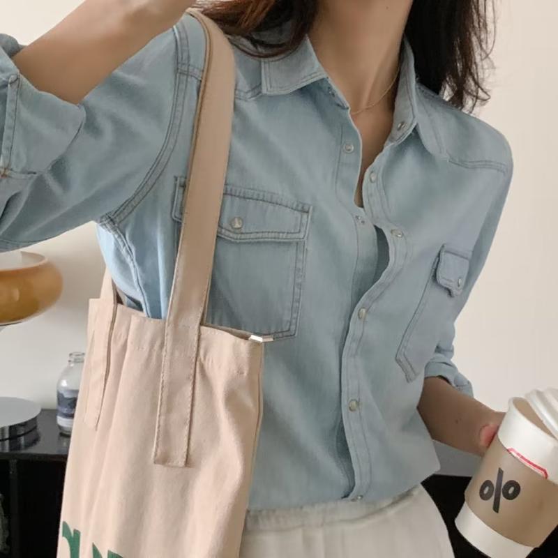 ・カテゴリ: シャツ・スタイル: 日韓カジュアル・主な素材: コットン90-95%、スパンデックス30%以下・柄: 人物・袖丈: 長袖・袖型: 標準袖・カラー展開: ダークブルー、ライトブルー・サイズ展開: S、M、L、XL、XXL・フィット: スリムフィット・着丈: ミディアムロング・ネックライン: ターン collar・流行要素: ポケット
