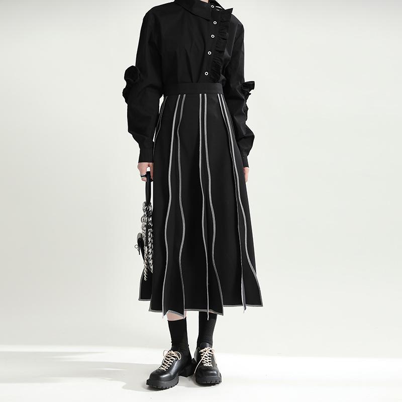 Rakuten - スカート 女性用 半身スカート 黒 夏 波浪 デザイン 復古 垂れ感 シンプル 高腰 Aライン 中長丈 顯瘦 シルエット 切り替え 加工 聚酯繊維 素材 無弾力 街頭 スタイル 欧美風 个性 廓形 不規則 長さ 流行 要素 純色 柄 通勤 普段使い 約会