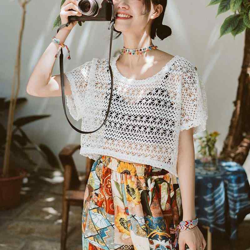 Rakuten - Tシャツ レディース 短袖 クロップド オープン ワーク 刺繍 デザイン コットン ライク ポリエステル 素材 丸首 フィット スタイル 爽やか かわいい 甘め コーディネート 夏 シーズン 白 黒 色 単色 無地 トップス 軽量 涼しい 日常使い 外出