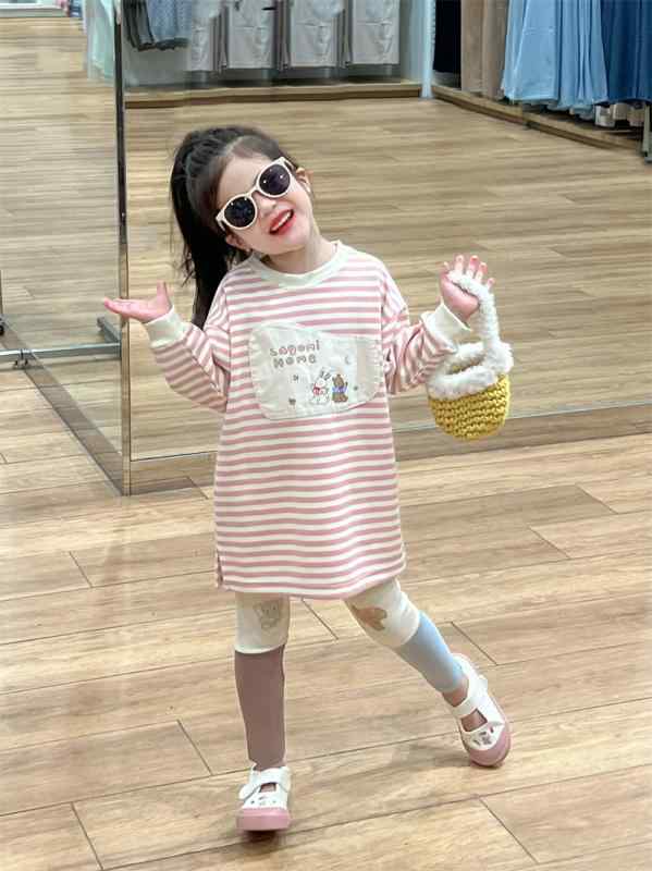 樂天商城 - 女の子 ワンピース 秋 秋冬 長袖 綿 柔軟 ピンク ストライプ プリント ミックス カジュアル プリンセス 洋気 中長丈 スカート スタイル トップス ドレス 女児 子供服 日常使い 公園遊び 通園 綿混紡 快適 かわいい 柄物 秋物 ファミリー コー
