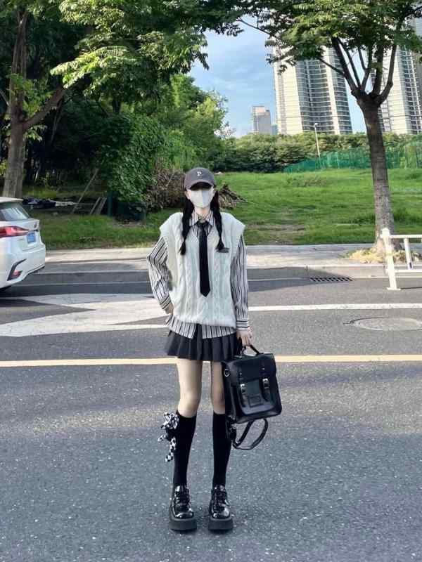 レディース スカートセット 秋 初秋 針織 マフラー ベスト 長袖 トップス セット 条紋 柄 シャツ 百褶スカート ポリアエステル 素材 学院風 かわいい 甘め 爽やか スタイル ボタン ディテール 短め 丈 クール 日常使い デート コーデ