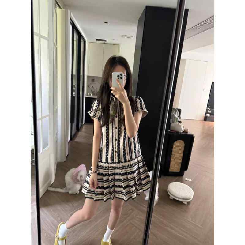 Rakuten - ワンピース レディース 短袖 百褶スカート 復古 芸術風 ストライプ ドット柄 夏服 かわいい 甘め 斜肩 切り替え 短丈 撞色 襟 コンビネーション 爽やか 通気性 軽量 女性用 日常使い デート ストリートファッション 春夏 2025年