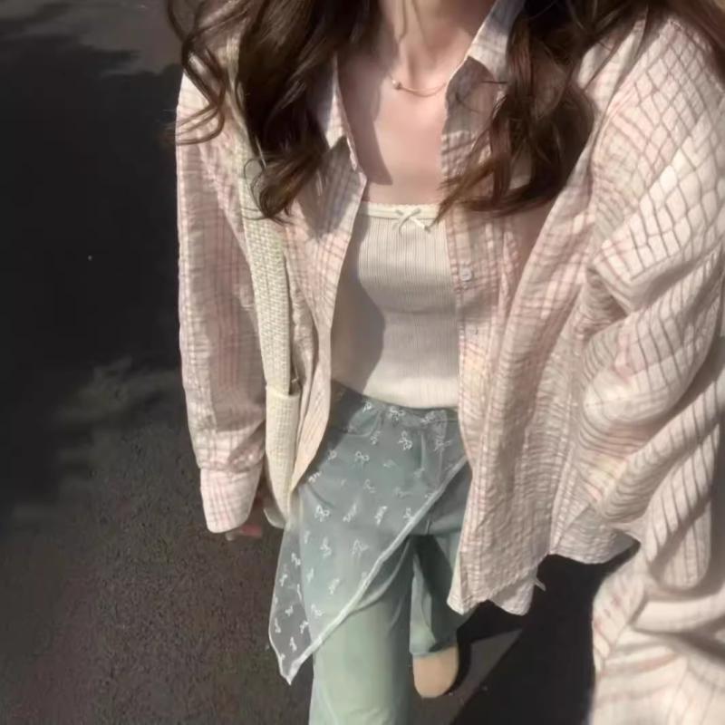 Rakuten - レディース 開衫 シャツ ピンク 格子柄 長袖 コットン ポリエステル 混合 素材 夏用 防晒 加工 ボタン デザイン 甘め スタイル 軽量 ゆったり シルエット ポロ 襟 ストライプ パターン コーディネート トップス 爽やか ファッション アイテム