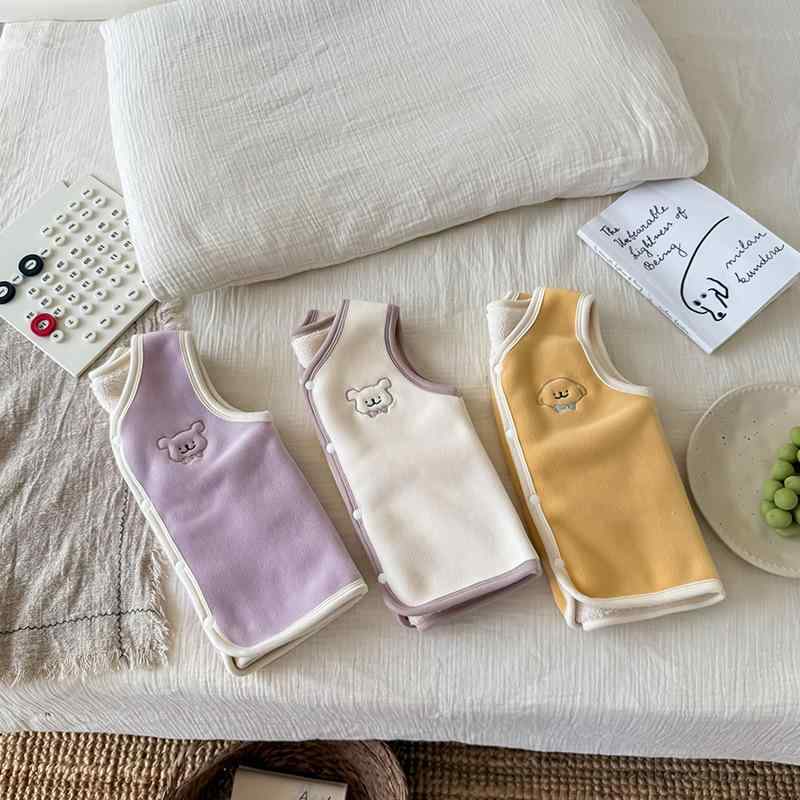 キッズ 男の子 女の子 開襟 ベスト 秋冬 羊毛風 裏起毛 無骨 暖か 内着 刺繍 厚手 柔らか ポリエステル 起毛加工 単排 ボタン 純色 カード柄 かわいい 刺繍 黄色 浅青 緑 ピンク 紫 米 杏 90-160cm 3-8歳 子供 保暖 インナー