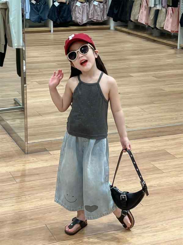 ・カテゴリ: 子供服・スタイル: カジュアル・セット内容: トップス、パンツ・主な素材: 綿100%・袖丈: ノースリーブ・フード: フードなし・パンツ丈: ロングパンツ・厚み: 普通・柄: 無地・カラー展開: シルバーグレー小吊帶、スマイルデニムパンツ・サイズ展開: 90cm、100cm、110cm、120cm、130cm、140cm