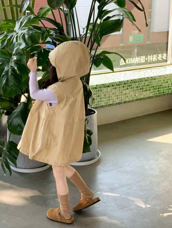 女の子 キッズ 無袖 連帽 馬甲 外套 かわいい カード 柄 開衫 トップス 韓風 スタイル 春秋 シーズン 柔らか 素材 化繊 ポリエステル 100% セットアップ 風 ゆったり シルエット 潮 欧米 要素 純色 普通 厚み 女児 服 春 秋 着用 9