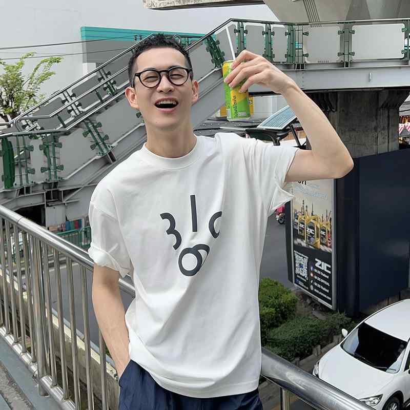 樂天商城 - メンズ Tシャツ 短袖 白色 純棉 素材 幅広 シルエット 丸首 デザイン 幾何学 プリント ロゴ 柄 シンプル スタイル カジュアル 日常 使い 夏 シーズン 青年 向け ゆったり フィット 快適 着こなし トップス インナー レイヤード コーデ