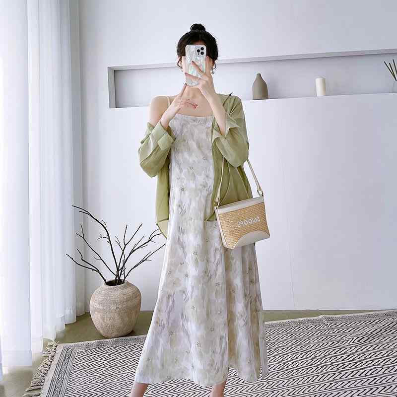ワンピース マタニティ 春夏 妊婦服 シフォン キャミソール ロング丈 調整可能 防晒 シャツ セットアップ カジュアル 普段着・ネックライン: キャミソール ・袖丈: ノースリーブ ・素材: シフォン ・素材構成: 95%以上 ・柄: 花柄 ・スカート丈: ロング丈 ・カラー展開: グリーン（キャミソールワンピース）, グリーン（セットアップ）, ブルー（キャミソールワンピース）, ブルー（セットアップ） ・サイズ展開: M（90-110）, L（110-130）, XL（130-145）, XXL（140-170） ・スカートタイプ: キャミソールワンピース ・スタイル: ストリートカジュアル ・流行の要素: 花柄 ・袖タイプ: ノースリーブ