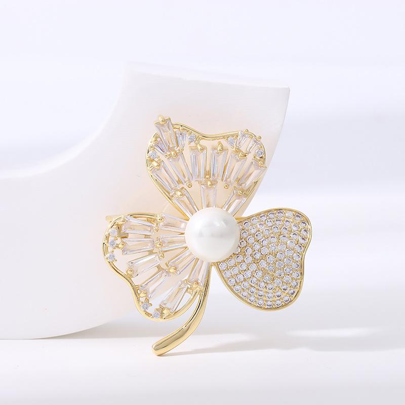Other - ブローチ 女性用 ジルコニア 花 飾り コサージュ トレフォイル 花 優雅 気品 ピン コート スーツ アクセサリー 金 春季 記念 装飾 多機能 収腰 固定 韓風 清新 甘美 ヨーロッパ 南米 東南アジア 北米 適用