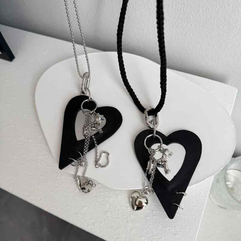 ロングネックレス ハート型 鏡 ドッグモチーフ 編み込み 韓系 甘め クール デザイン アクセサリー バッグチャーム フーディーチェーン ステンレスチェーン 黒ロープ 皮革素材 2025 夏 女性用 ギフト 独立包装