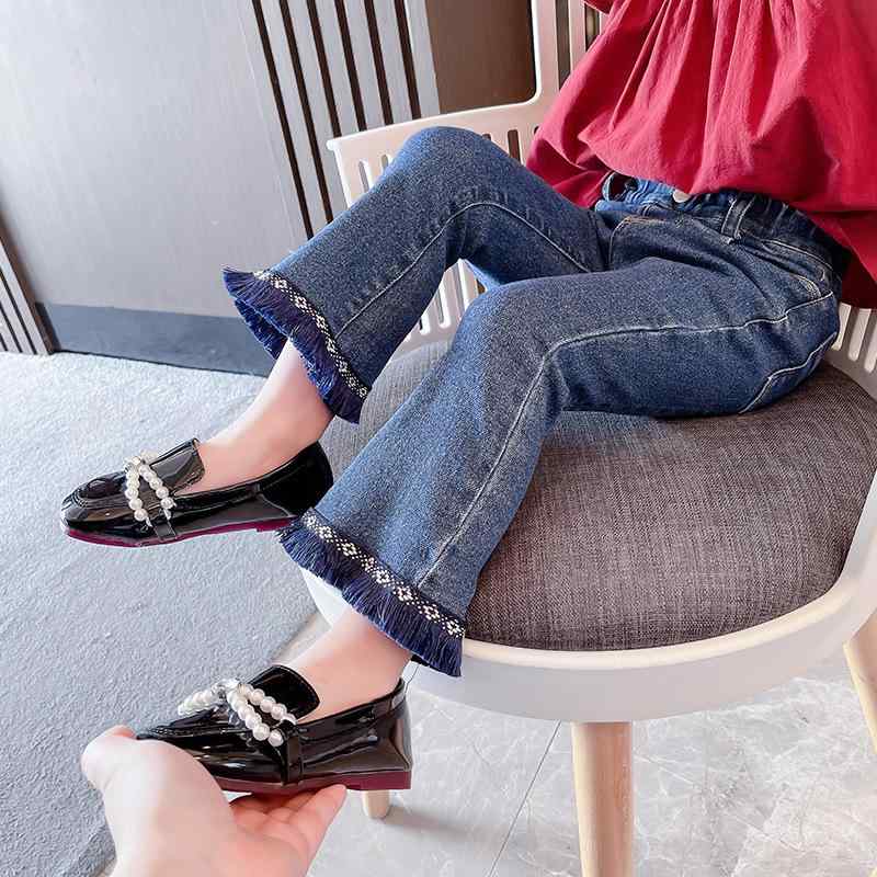 女の子 デニム フレアパンツ 牛仔 長ズボン 韓国風 子供 洋気 スタイル 後ろスリット コットン 素材 柔軟加工 ミッドライズ 伸縮性 通学 普段使い 春秋 オールシーズン 3-8歳 90-140cm シンプル デザイン