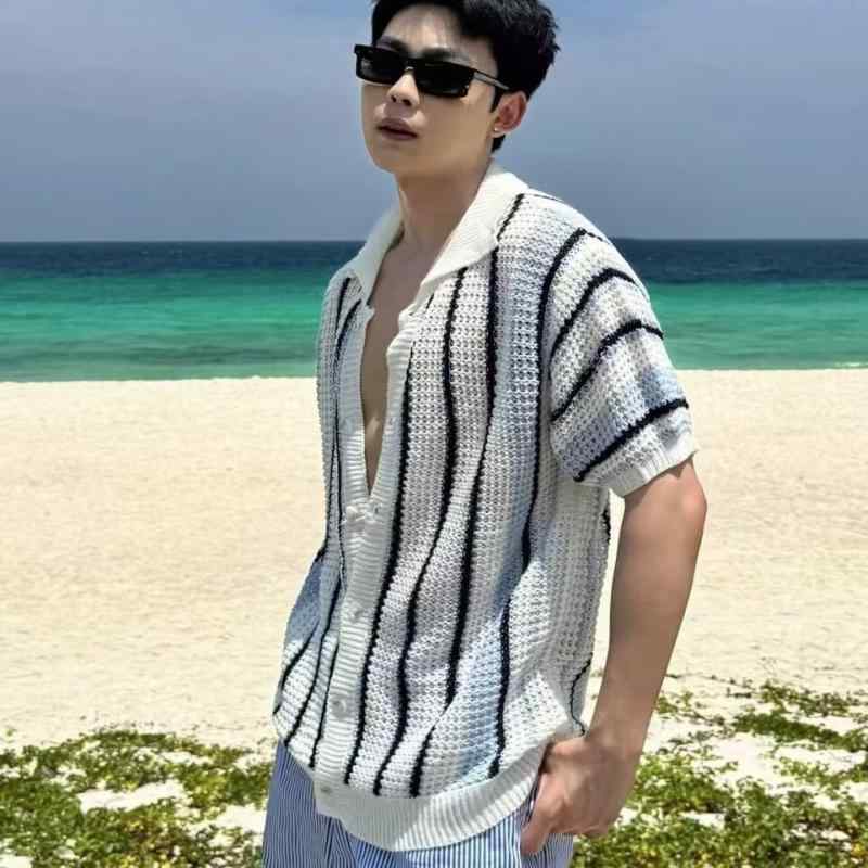メンズ ニット トップス 短袖 条紋 薄手 透気 吸湿速乾 修身型 翻領 韓国風 ツイスト 春夏 ポリエステル 混紡 白 青春 休闲