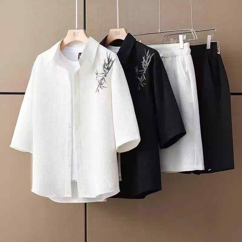 樂天商城 - メンズ セットアップ 夏季 ワッフル 柄 短袖 シャツ 竹葉 刺繍 5分丈 ショートパンツ 綿 混 ポリエステル 素材 韓国風 スタイル 日常 使い 軽量 涼しい 通気性 良い 黒 白 カラーバリエーション