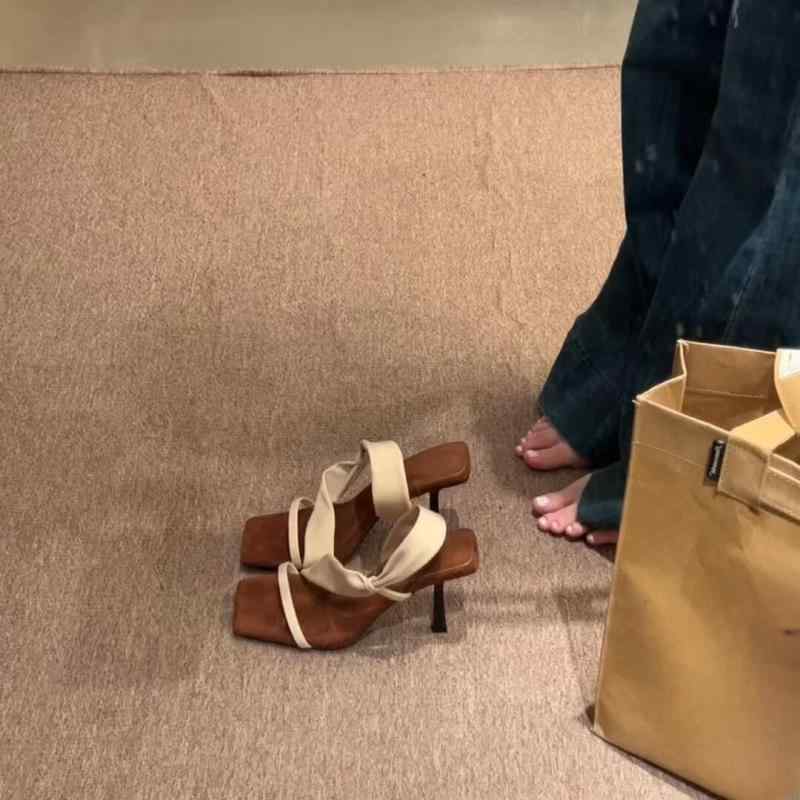 乐天商城 - サンダル 女性用 夏 オープントゥ ストラップ クールシューズ フレンチスタイル 高気質 ヒール スリッパ 黒 赤 ベージュ 超繊細素材 方頭 韓流風 ラバーソール 2025年 夏用 通勤 普段使い 軽量 通気性 伸縮性