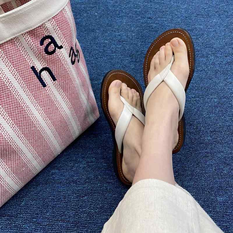 サンダル レディース 女性用 トングサンダル フラット シューズ 超繊維 皮革風 素材 ラバーソール 軽便 防滑 耐磨 純色 ホワイト 日常 履き 春季 スタイル 韓風 シンプル カジュアル 百搭 ビーチ 靴 外履き フリップフロップ ビーチサンダル 休