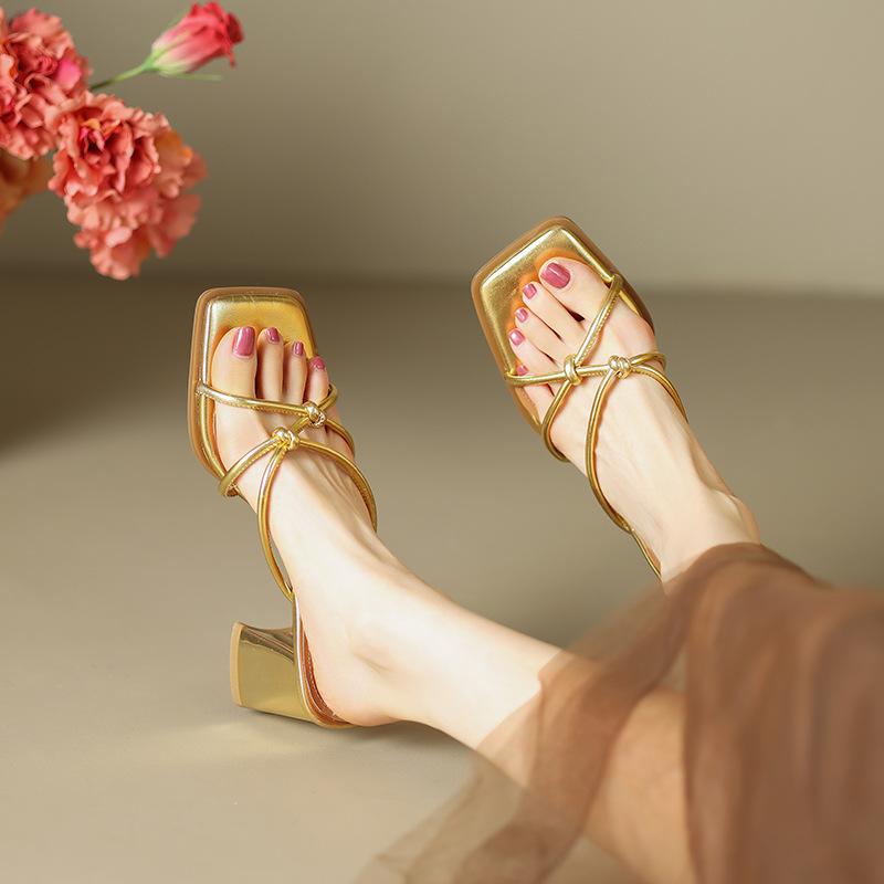 Other - サンダル レディース 方頭 露趾 細帯 粗跟 高跟 一字型 韓版 夏 金 銀 超纤素材 軽量 スタイリッシュ 普段使い 通勤 ビーチサンダル 足元コーデ トレンド デザイン 快適 歩きやすい 女性用 足指見せ 厚底 ゴールド シルバー