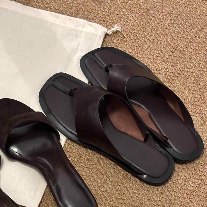 サンダル レディース 分趾 平底 人字 拖鞋 女性用 夏 切り替え 半型 ソフト ビーチ 靴 羊皮 素材 超纤 内里 透気 機能 純色 柄 ブラウン ゴム ソール 粘着 製法 厚さ 0cm-3cm 含む フラット ヒール 軽量 履き心地 快適 デザイン