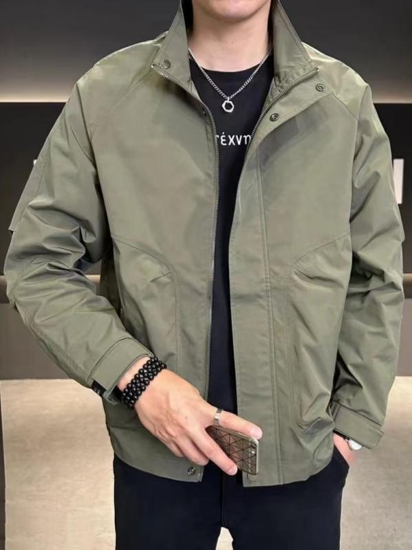 ジャケット メンズ スタンドカラー ミリタリー カジュアル アウター ワーク系 スポーティー ブルゾン 春秋冬・カテゴリ: 夹克・スタイル: 美式カジュアル・襟: 立襟・シルエット: ルーズ・厚さ: 薄手・素材: 化繊混紡・裏地素材: ポリエステル・シーン: カジュアル・裾の仕様: ストレートヘム・加工: ノーアイロン加工・着丈: レギュラー・ポケット仕様: パッチポケット・着用方法: アウター・袖丈: 長袖・カラー展開: ブラック、アーミーグリーン・サイズ展開: L、M、XL、XXL、3XL、4XL・袖のタイプ: レギュラー・対象年齢: 大人・性別: メンズ
