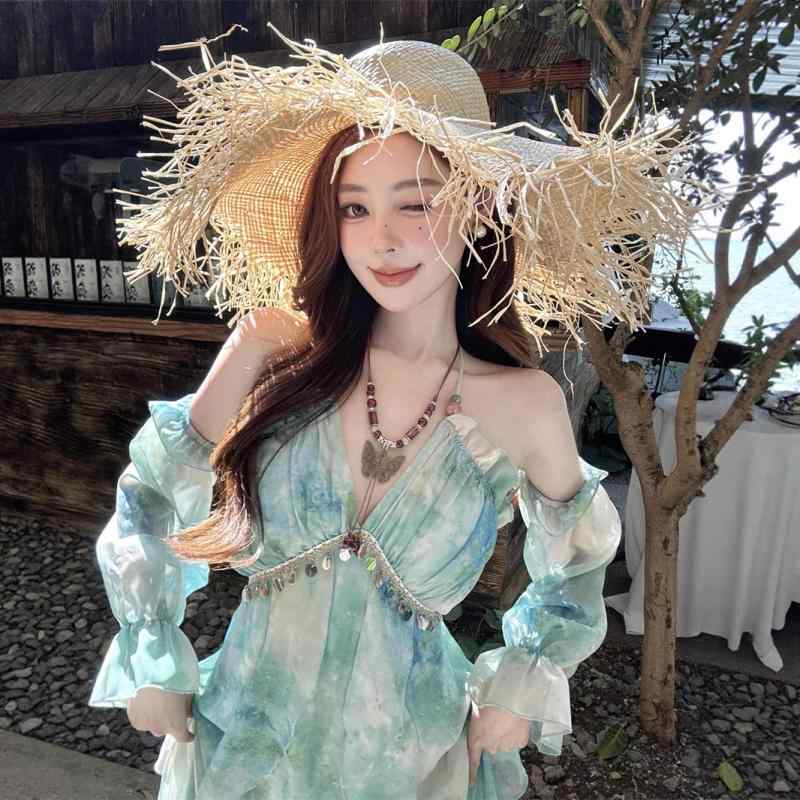 Rakuten - ワンピース レディース 夏 吊帯 長袖 長丈 不規則 スカート Vネック ゆったり シルエット 花柄 プリント 雪纺 生地 涤纶 素材 中腰 露背 デザイン 露肩 甘め スタイル 清新 セクシー ビーチ リゾート 休暇 用途 かわいい 女性 服装 インナ