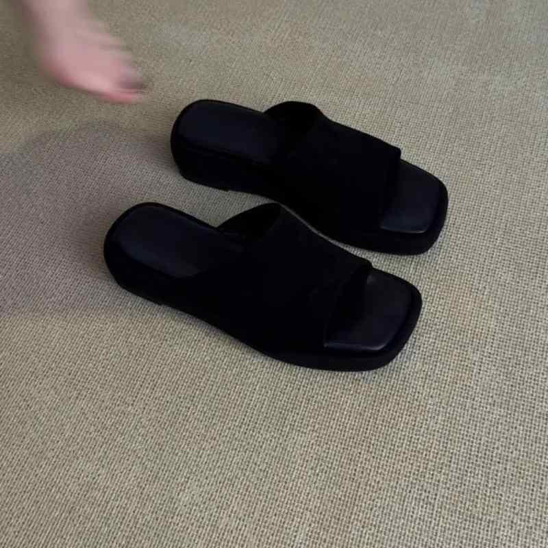 サンダル レディース 黒 露趾 厚底 ムレ サンダル 夏季 外履き 百搭 法式風 牛皮 羊皮 ラバーソール 一文字 ストラップ 軽量 通勤 普段使い ビーチサンダル 防水 クッション性 快適 歩きやすい 夏用 女性 足元カバー 足指開き フラット スタイ