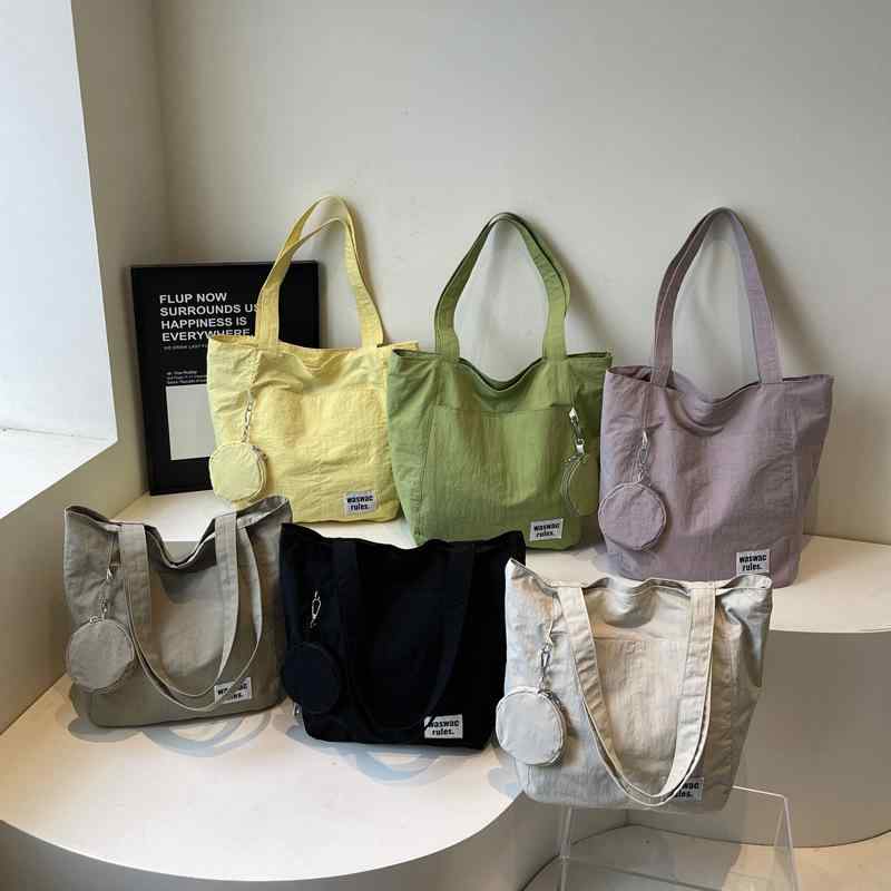 トートバッグ レディース ナイロン 日本スタイル 軽量 シンプル 通勤 鞄 大容量 帆布 手提げ ショルダーバッグ 小さめ デザイン感 普段使い・カラー展開: ブラック、オフホワイト、レモンイエロー、ミントグリーン、ラベンダー、カーキ・スタイル: 都市簡素・素材: ナイロン・バッグサイズ: 大・用途: 日常使い・流行要素: ステッチ・裏地素材: ポリエステル・バッグ形状: 縦型スクエア・開閉方式: ファスナー・内部構造: ファスナーポケット、スマホポケット、カードポケット・外ポケット種類: 内貼りポケット・硬さ: やや柔らかめ・ショルダーストラップ数: 2本