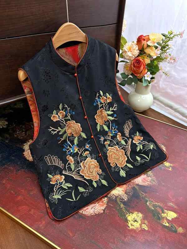 レディース 馬甲 両面着用 春季 復古 国風 提花 坎肩 重工刺繍 馬夹 高級感 立領 植物花卉 ボタン 涤纶 黒 紅 文艺復古 中国風 ポリエステル填充 単排多扣 普通長さ 基本款 常规版型