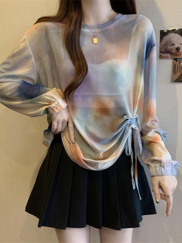 乐天商城 - Tシャツ レディース 長袖 夏用 薄手 防晒 罩衫 マイクロプラス デザイン 抽绳 不規則 ヘム タイダイ柄 ポリエステル スパンデックス グラデーション ルーズフィット ラウンドネック 刺繍 プルオン かわいい 少女風 気質 優雅 スタイル ブルー 赤