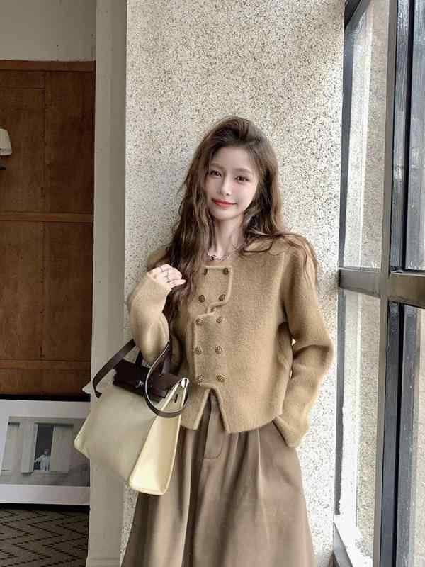 ニットカーディガン レディース 秋冬 韓国風 クルーネック 長袖 配色 ショート丈 カジュアル・カテゴリ: 毛衣・素材: 涤纶（聚酯纤维）70%-80%・スタイル: 通勤風・シルエット: 修身型・ネックライン: 圆领・袖丈: 長袖・袖型: 常规袖・柄: 纯色・着丈: 普通款(50cm<衣长≤65cm)・厚さ: 中等・カラー展開: 白色,黒色,红色,杏色・サイズ展開: 均码