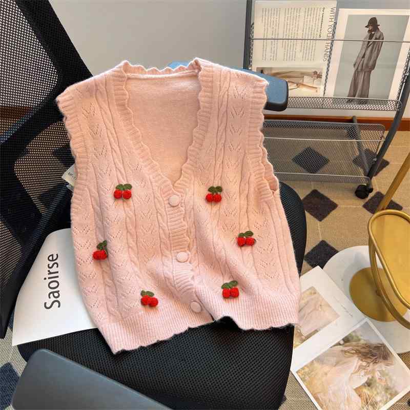 ベスト レディース ニット カーディガン ノースリーブ Vネック ボタン 前開き 桜桃 さくらんぼ柄 高級感 レトロ風 トップス カジュアル 羽織り 重ね着 秋冬・カテゴリ: ベスト・スタイル: スイート、清新・主な素材: 羊毛・ネックライン: Vネック・柄: チェリー・流行の要素: 立体装飾・カラー展開: ホワイト、ピンク、ライトブルー、コーヒー、ブラック、カーキ、イエロー、アプリコット、アーミーグリーン・サイズ展開: フリーサイズ・性別: 女性・対象年齢: 大人・フィット感: ルーズ・衣類長: 約50-65cm