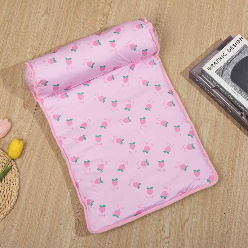 ペット用品 ベッド 猫用 犬用 接触冷感 ひんやり 涼感マット 夏用 クールマット 暑さ対策 熱中症対策 快適 休憩用 マット クッション 昼寝 敷きパッド 丸洗い可 滑り止め 通気性 吸湿速乾 軽量 ペット用マット 室内 オールシーズン・カテゴリ: ペットマット・カラー展開: ブルー、グリーン、ピンク・サイズ展開: 小号60*40cm、大号80*60cm・用途: 広告用・販促用・福利厚生用・広報用ギフト・機能: 通気性、防水・使用方法: 設置不要・使用場所: 室内・適応品種: ミニ犬、小型犬、中型犬・お手入れ方法: 水洗い・トイレトレイ: なし