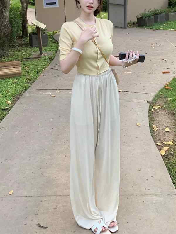 レディース トップス ニット 修身 半袖 ブラウス 黒花柄 ハーフスカート ミニスカート 春夏 2点セット 羊毛素材 通勤スタイル 気質 純色 切り替えデザイン 黄色 かわいい 軽量 伸縮性 女性用 普段使い オフィス コーディネート セットアップ スカ