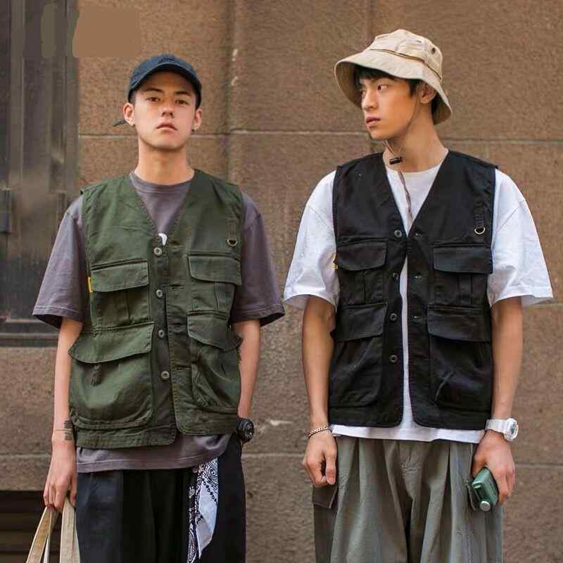 ・カテゴリ: 工装马甲・スタイル: 街潮・版型: 宽松型・款式: 开衫・领型: V字领・是否连帽: 不连帽・图案: 纯色・主面料成分: 聚酯纤维（涤纶）・主面料成分含量: 000・适用场景: 休闲・适用人群: 青年・款式细节: 多口袋・服装口袋样式: 立体贴袋・服装下摆设计: 直下摆・颜色: 黒色,军绿・尺码: M,L,XL,XXL・适用年龄段: 成人・适用性别: 男・产品类别: 棉服马甲