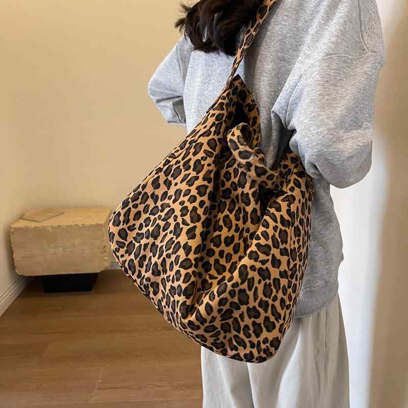 トートバッグ レディース ヒョウ柄 帆布 ハンドバッグ ショルダーバッグ 肩掛け カジュアル 大容量 ファッション 韓国風 おしゃれ 通勤 通学 旅行 普段使い 軽量 収納力 ポケット付き 丈夫・カラー展開: 米白色, 咖色, 棕色・スタイル: 欧美复古・素材: 帆布・バッグサイズ: 大・用途: 日常搭配・流行の要素: 豹柄・裏地素材: ポリエステル・バッグの形状: 横長スクエア型・開閉方法: ファスナー・内部構造: ファスナー付きポケット, スマホ用ポケット・外部ポケット種類: オープンポケット・硬さ: 柔らかめ・ショルダーストラップの数: 3本