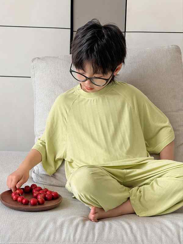 ・カテゴリ: 子供用ルームウェア・素材: 再生繊維素繊維89.7%、スパンデックス10.3%・性別: 男児・スタイル: カジュアル・ネックライン: クルーネック・袖丈: 半袖・袖のデザイン: フリル袖・柄: 無地・機能: 吸湿速乾・生地加工: 柔軟加工・カラー展開: ブルー、ホワイト・サイズ展開: 110cm、120cm、130cm、140cm、150cm、160cm、170cm、175cm・タイプ: セパレート