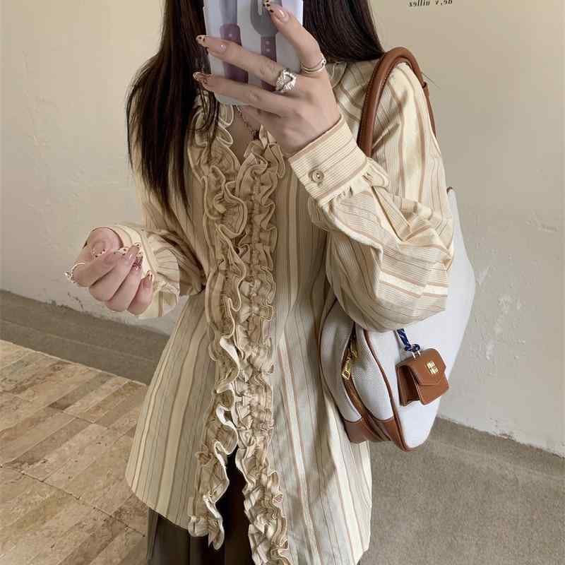 ・主な素材: 氨纶・主な素材含有率: 30%以下・袖丈: 長袖・版型: ワイド・ネックライン: 半高領・袖型: シャツ袖・柄: ストライプ・カラー展開: ストライプ・サイズ展開: S、M、L