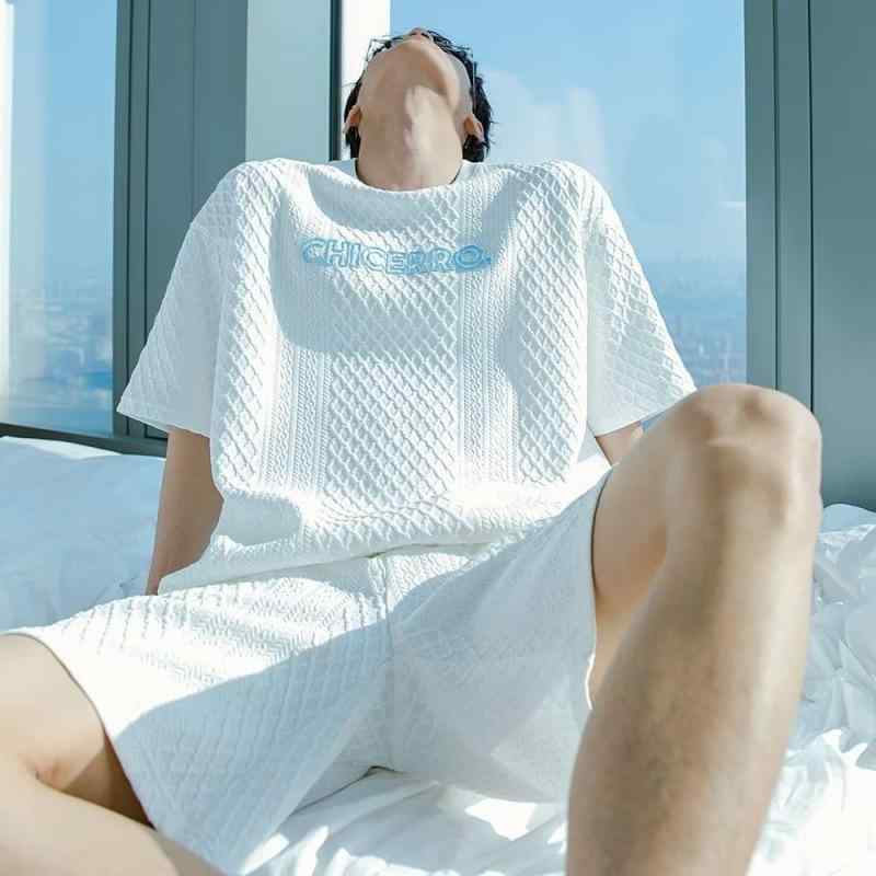 ・スタイル: 基礎・厚さ: 普通・パンツ丈: 5分丈/中丈・上衣スタイル: Tシャツ・上衣袖丈: 5分袖/中袖・フード: なし・カテゴリ: 男式休闲套装・素材名: 化纤混纺・主素材: ポリエステル95%・シーン: 休闲・カラー展開: 白色、黒色・サイズ展開: S、M、L、XL、2XL、3XL、4XL
