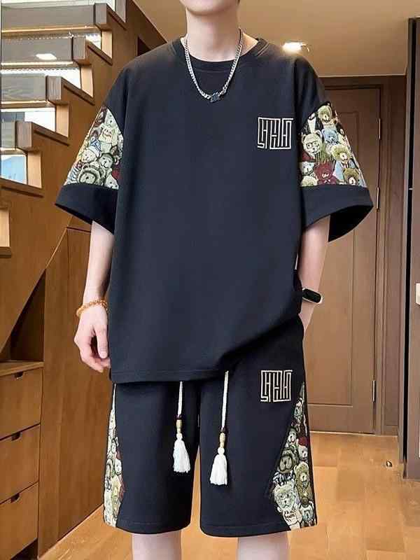 ・カテゴリ: 男式休闲套装・スタイル: 运动休闲・厚み: 薄款・パンツ丈: 短裤・上衣スタイル: T恤・袖丈: 短袖・フード: なし・素材名: 化纤类混纺・主素材: 聚酯纤维（涤纶）91-95%・使用シーン: 运动・カラー展開: 緑のセット、黒のセット、白のセット・サイズ展開: M,L,XL,2XL,3XL,4XL,5XL